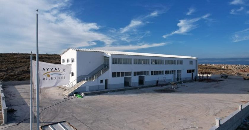 AYVALIK BELEDİYESİ, TEMİZLİK İŞLERİ, DESTEK VE KADEME HİZMETLERİ’Nİ TAM DONANIMLI BİR BİNADA TOPLUYOR